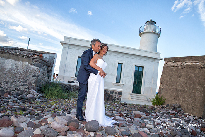 Matrimonio a Salina. sposi faro di lingua