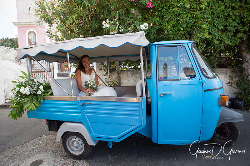 matrimonio a Stromboli: sposa su ape