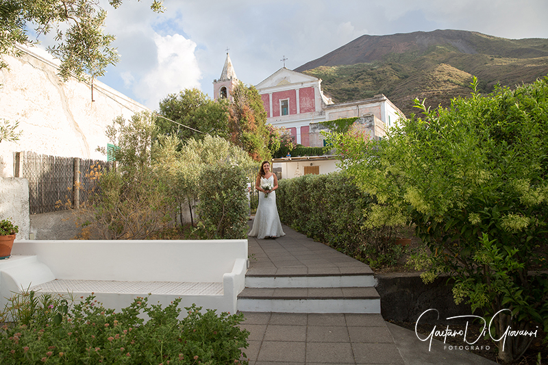 matrimonio a Stromboli: sposa e vulcano