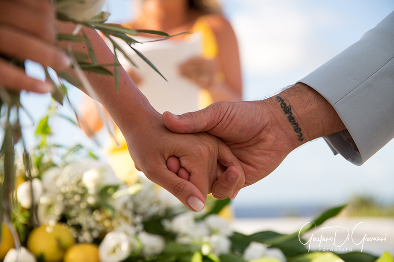 matrimonio a Stromboli: mano nella mano