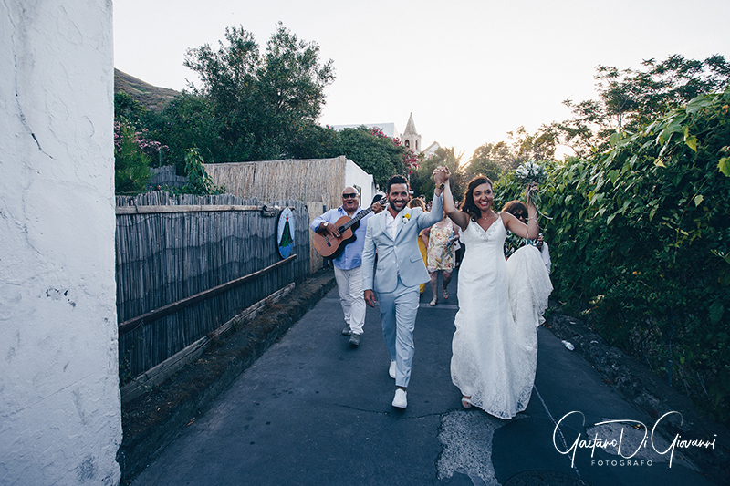 matrimonio a Stromboli: passeggiata sposi nelle vie centro