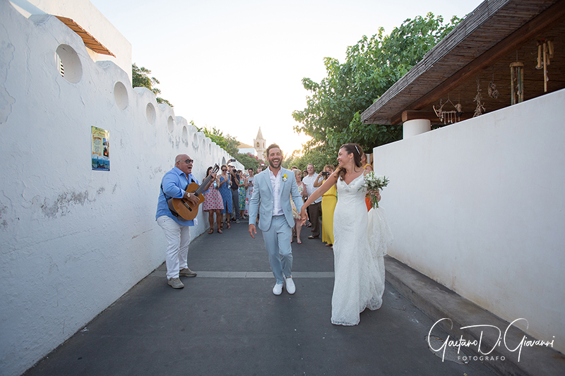 matrimonio a Stromboli: passeggiata sposi nelle vie centro