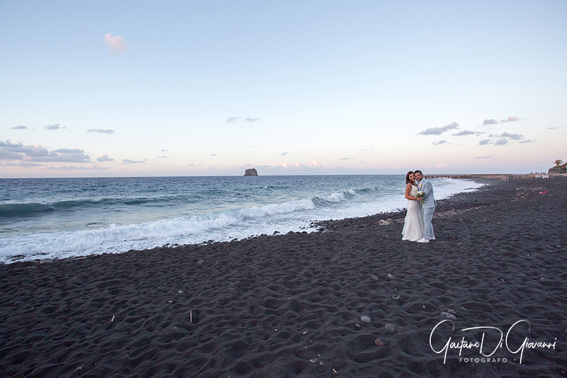 matrimonio a Stromboli: sposi in spiaggia