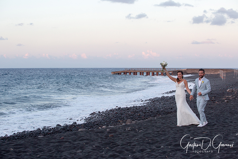 matrimonio a Stromboli: sposi in spiaggia
