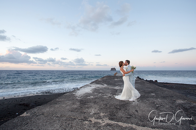 matrimonio a Stromboli: sposi in spiaggia