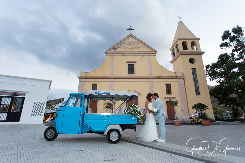 matrimonio a Stromboli: sposi con ape e chiesa