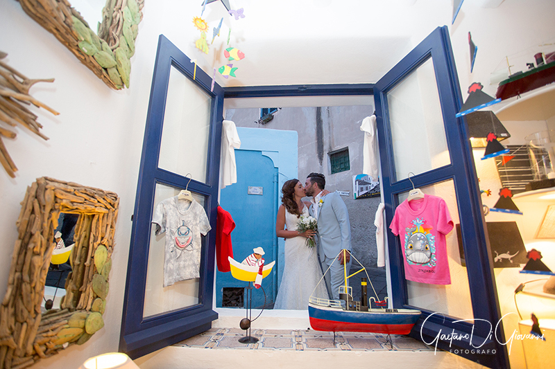 matrimonio a Stromboli: passeggiata sposi nelle vie centro