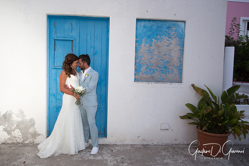 matrimonio a Stromboli: passeggiata sposi nelle vie centro