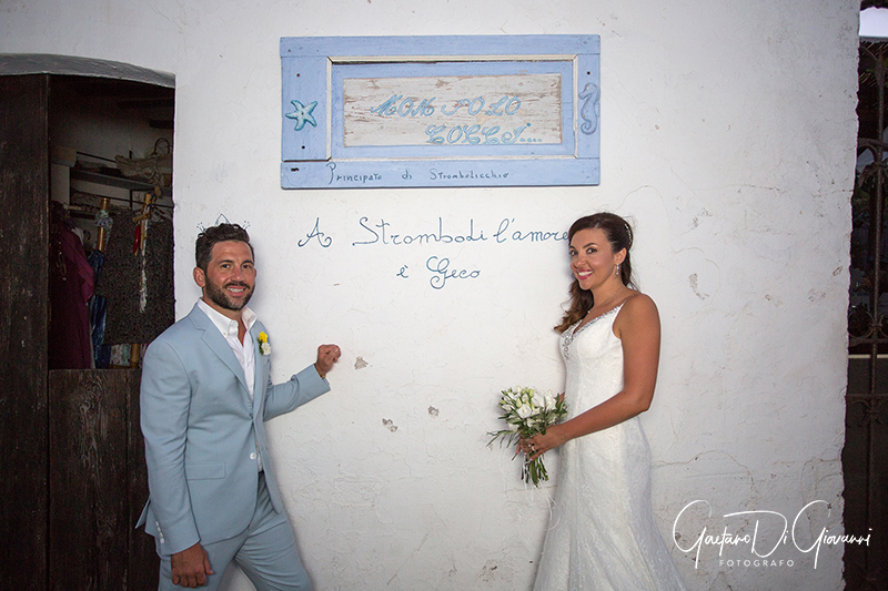 matrimonio a Stromboli: passeggiata sposi nelle vie centro