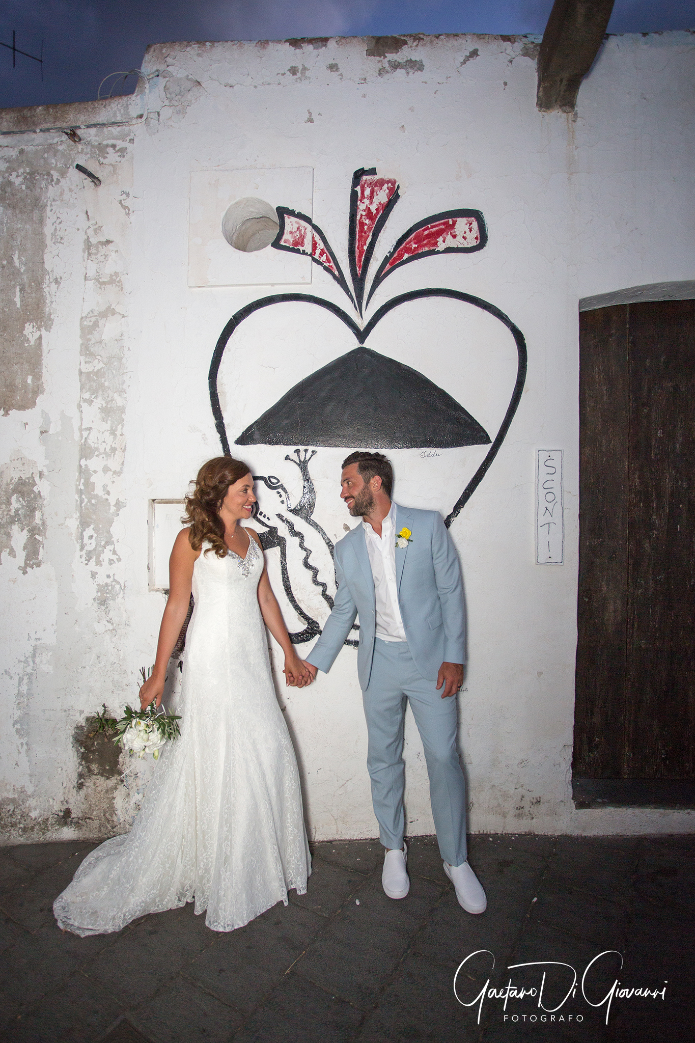 matrimonio a Stromboli: passeggiata sposi nelle vie centro