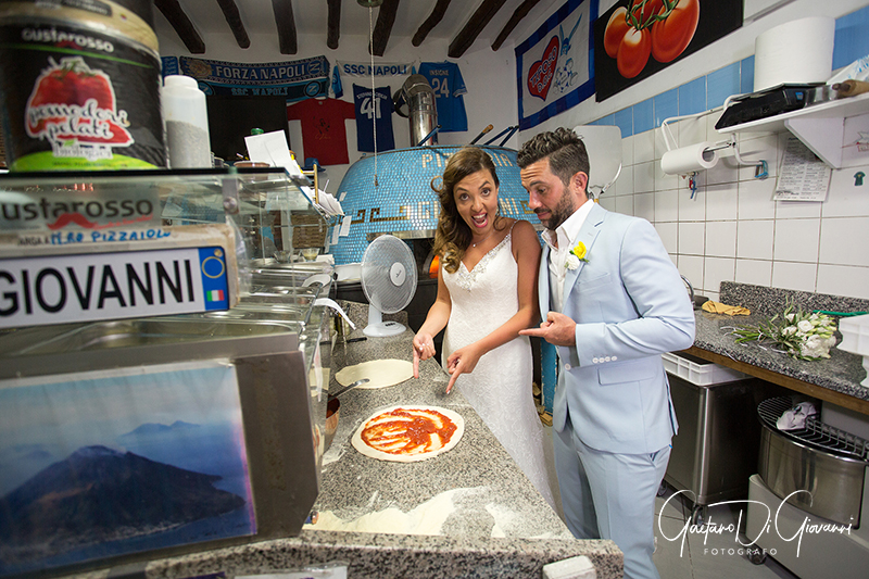 matrimonio a Stromboli: passeggiata sposi nelle vie centro