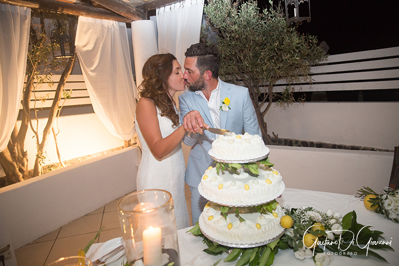 matrimonio a Stromboli: sposi al taglio della torta