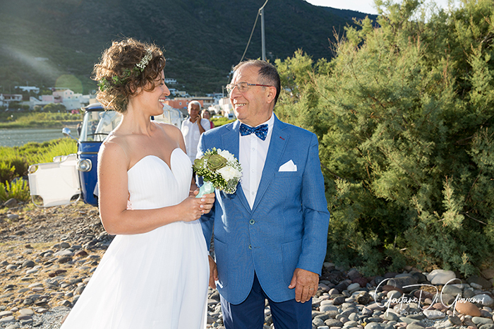 Matrimonio a Salina. faro di lingua sposa con papà