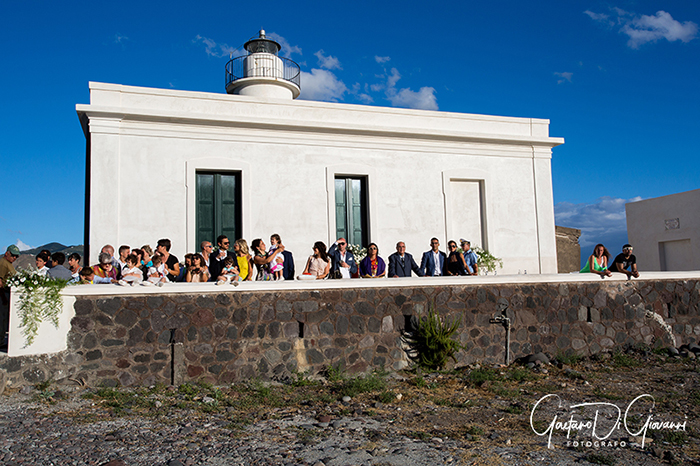 Matrimonio a Salina. faro di lingua cerimonia