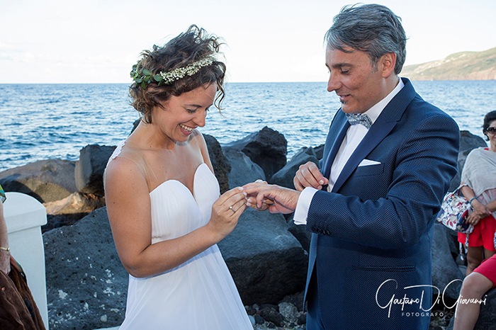 Matrimonio a Salina. faro di lingua cerimonia