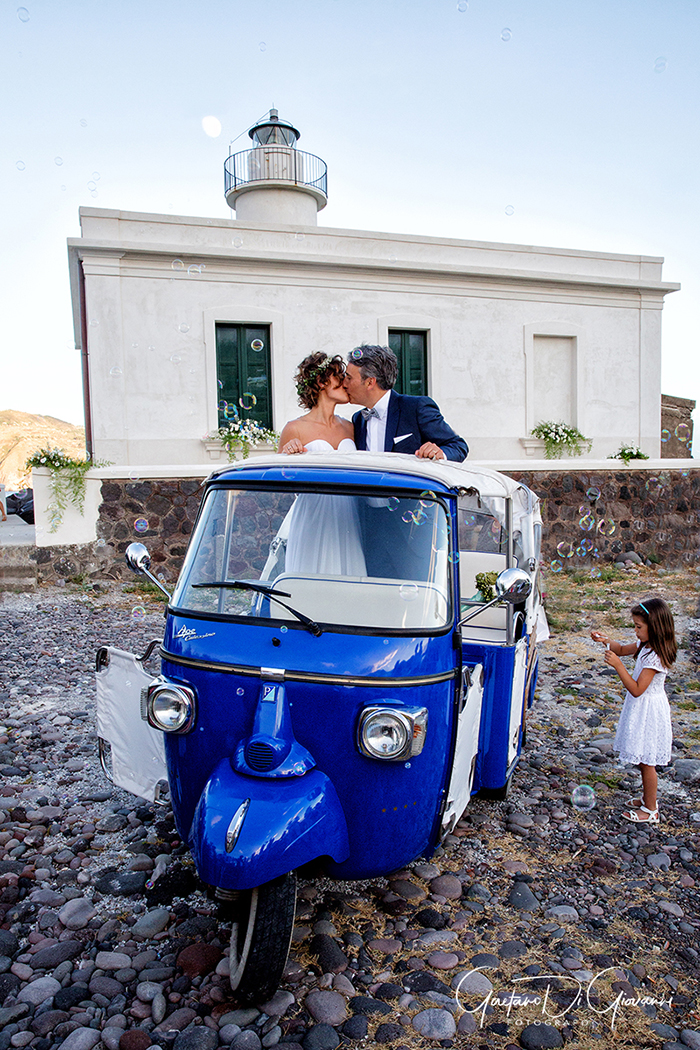 Matrimonio a Salina. sposi su ape calessino