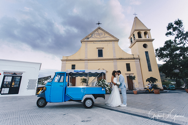 matrimonio a Stromboli: sposi con ape