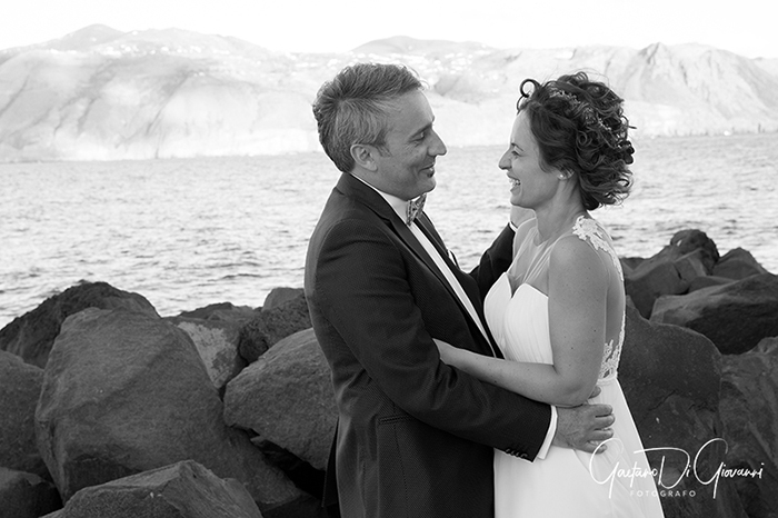 Matrimonio a Salina. lingua, sposi in spiaggia