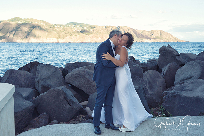 Matrimonio a Salina. lingua, sposi in spiaggia