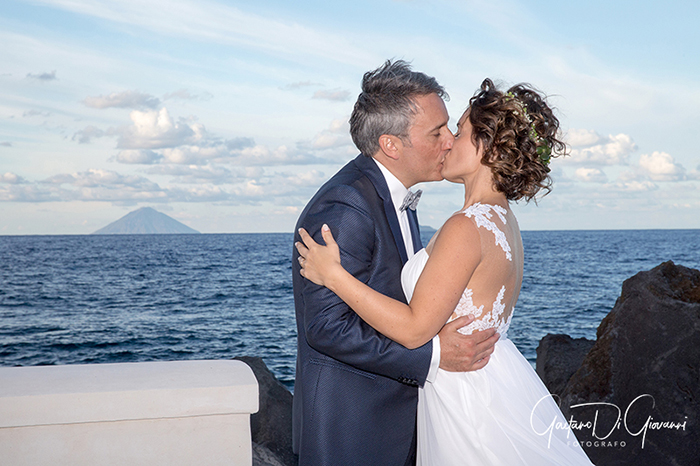 Matrimonio a Salina. lingua, sposi in spiaggia