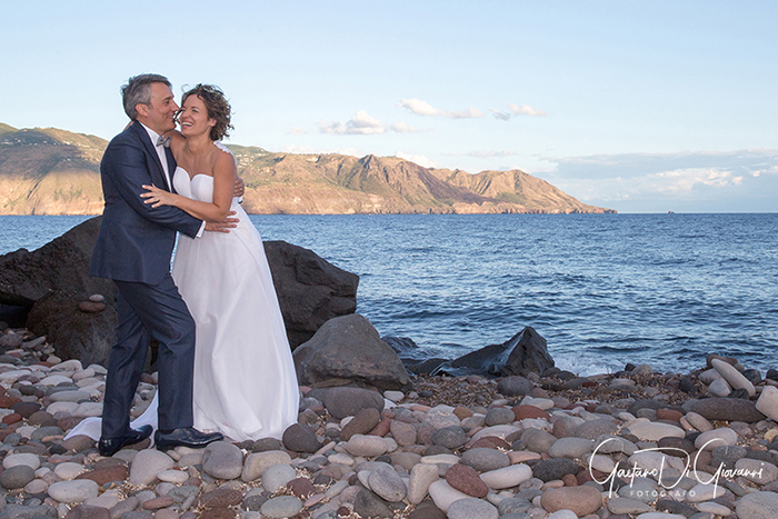 Matrimonio a Salina. lingua, sposi in spiaggia