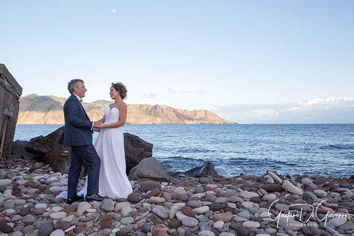 Matrimonio a Salina. lingua, sposi in spiaggia