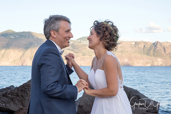 Matrimonio a Salina. lingua, sposi in spiaggia