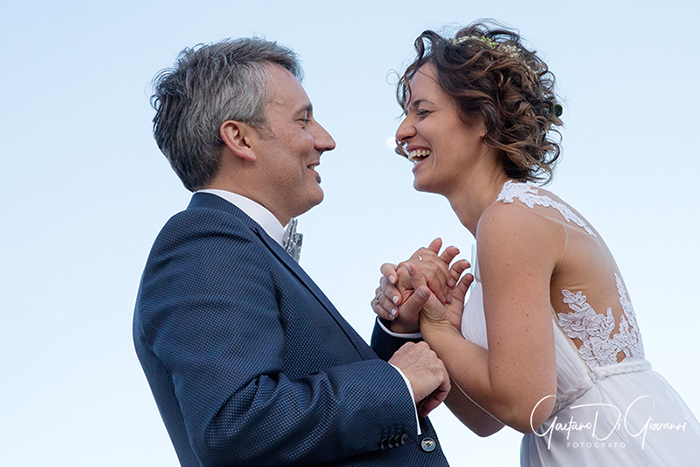 Matrimonio a Salina. lingua, sposi in spiaggia