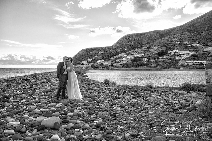 Matrimonio a Salina. lingua, sposi in spiaggia