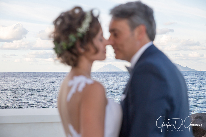 Matrimonio a Salina. lingua, sposi in spiaggia