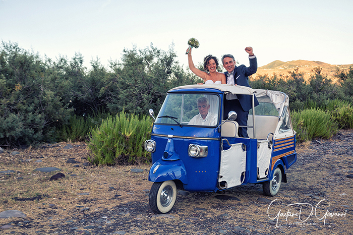 Matrimonio a Salina. sposi su ape calessino