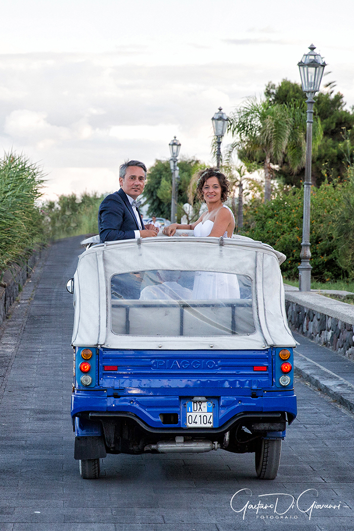 Matrimonio a Salina. sposi su ape calessino