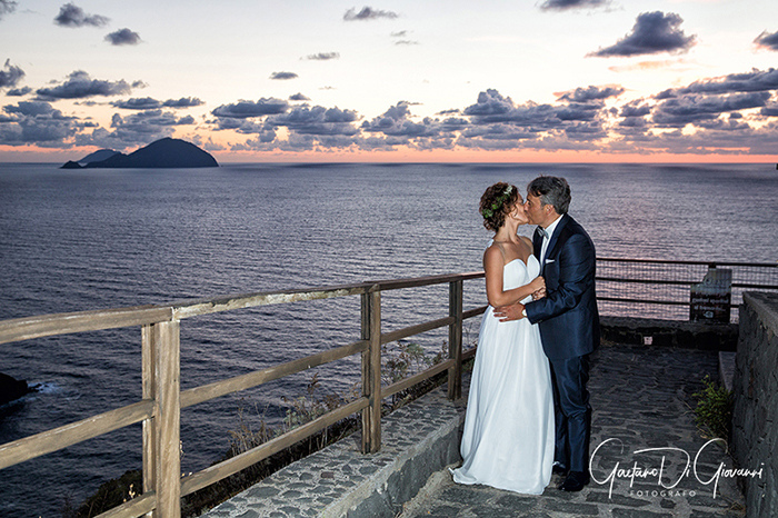 Matrimonio a Salina. sposi a pollara al tramonto