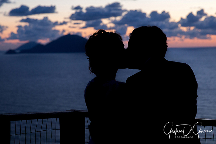 Matrimonio a Salina. sposi a pollara al tramonto