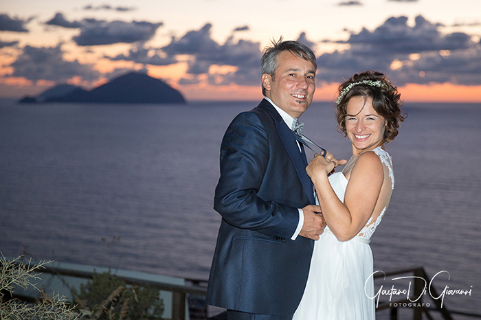 Matrimonio a Salina. sposi a pollara al tramonto