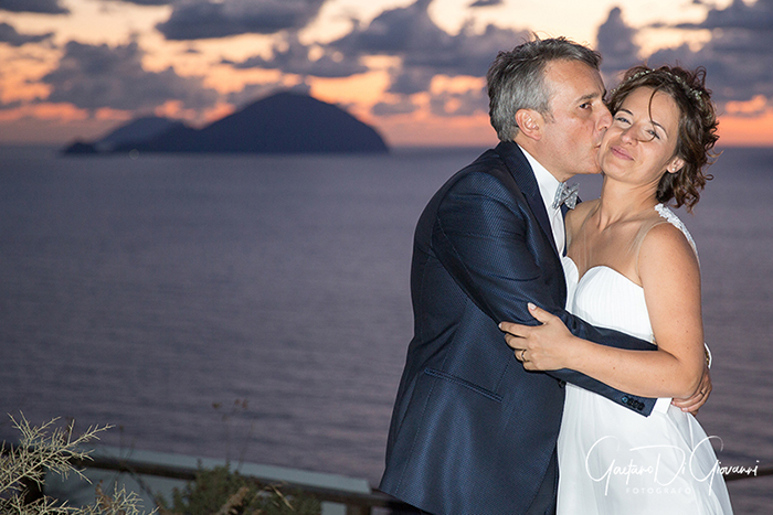 Matrimonio a Salina. sposi a pollara al tramonto