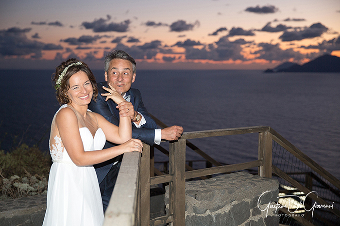 Matrimonio a Salina. sposi a pollara al tramonto