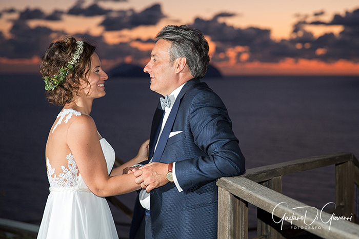 Matrimonio a Salina. sposi a pollara al tramonto