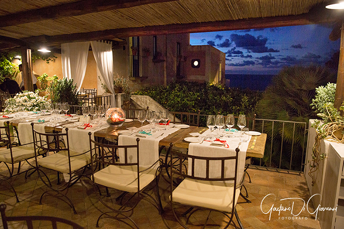 Matrimonio a Salina. sposi a pollara al tramonto