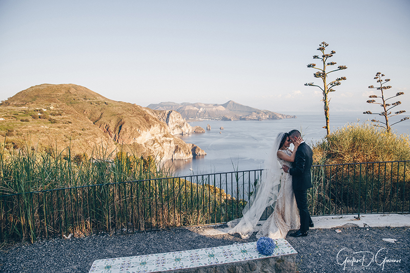 sposi con vista su faraglioni di lipari e vulcano