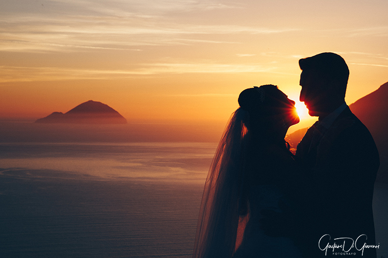 sposi al tramonto nell'isola di lipari