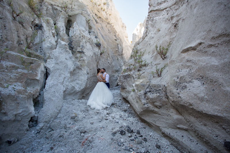 matrimonio lipari sposi si baciano alle cave di pomice