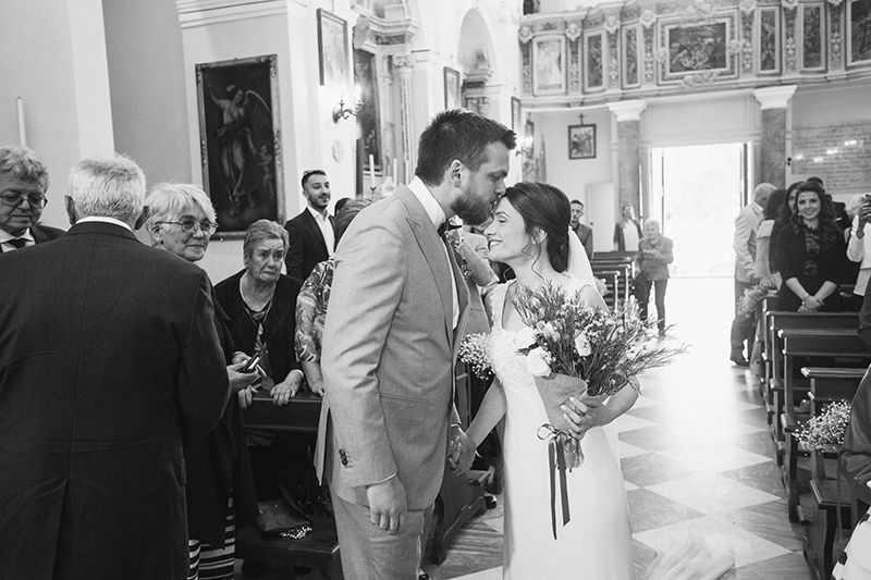 Matrimonio a Lipari: bacio in fronte all'ingresso in chiesa