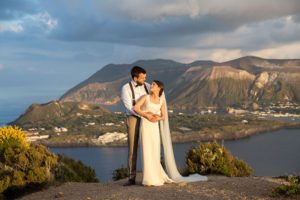Matrimonio a Lipari: sposi con sfondo vulcano