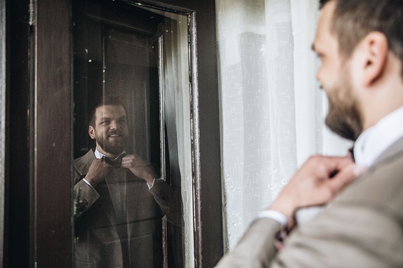 Matrimonio a Lipari: lo sposo si veste