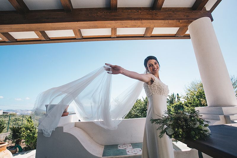 Matrimonio a Lipari: la sposa gioca con velo