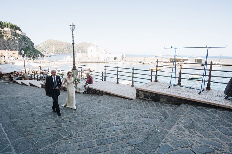 Matrimonio a Lipari: la sposa va in chiesa