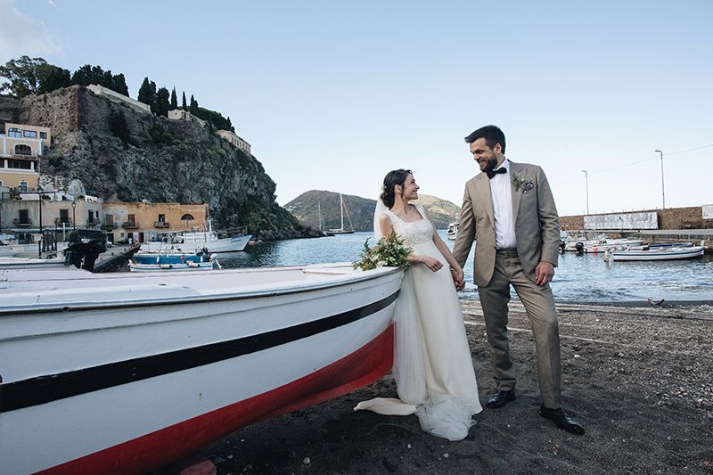 matrimonio a Lipari: sposi e barca
