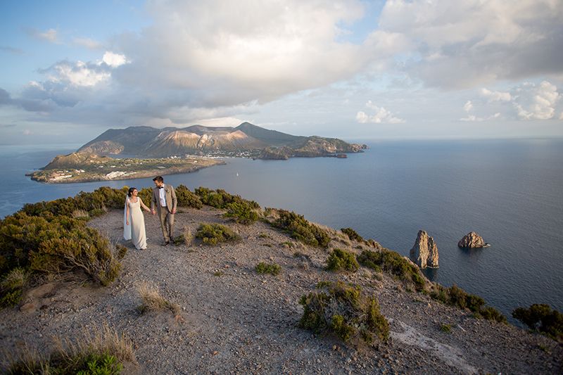 Matrimonio a Lipari: sposi con faraglioni e vulcano