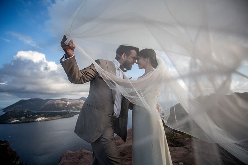 Matrimonio a Lipari: sposi giocano con velo